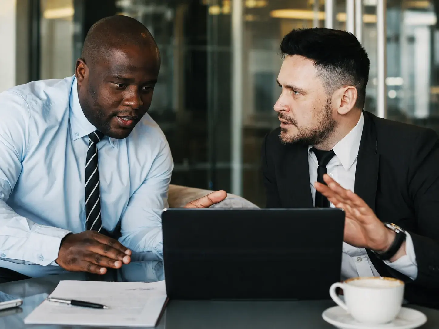 Deux professionnels analysant une situation de relations sociales