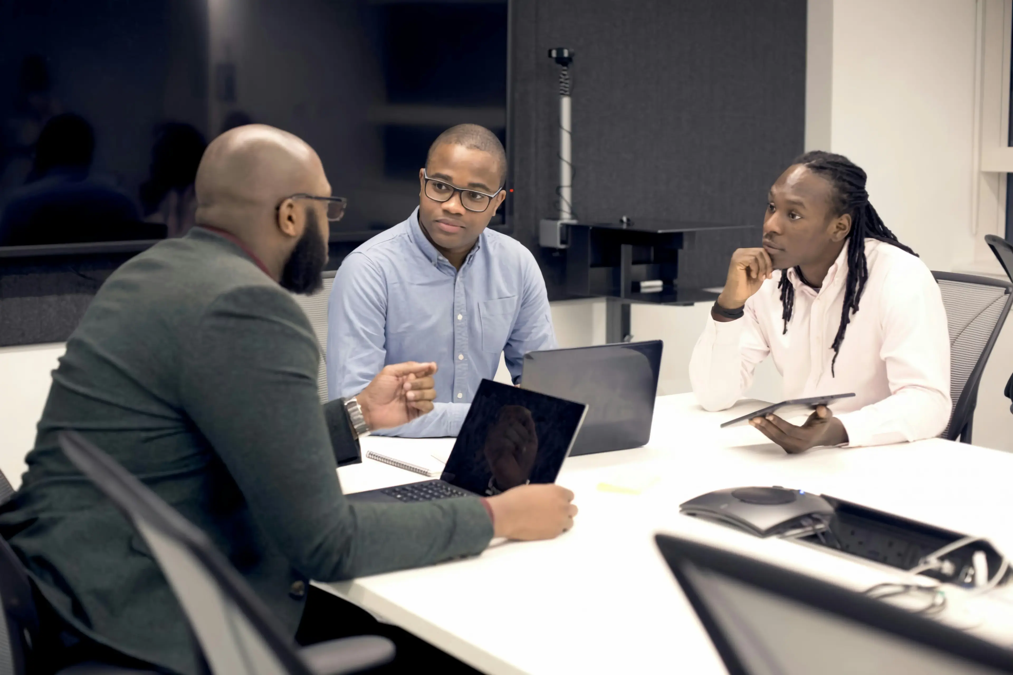 Consultant échangeant avec des professionnels autour d’une situation de dialogue social